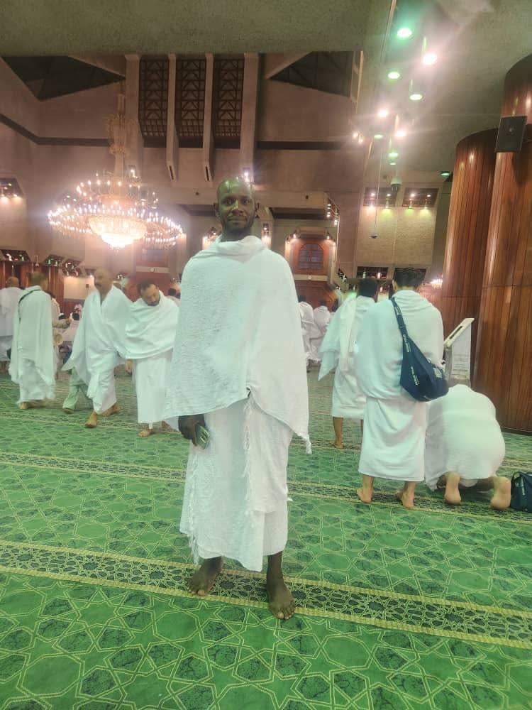 Pèlerin TAGARI en ihram dans la mosquée avant le Tawaf